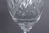 Diversos cálices de cristal lapidado, sendo: 2 ... - Diversos cálices de cristal lapidado, sendo: 2 para vinho tinto, 5 para vinho branco, 9 para vinho do Porto, 2 para licor e cálice verde de pé a...