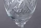 Diversos cálices de cristal lapidado, sendo: 2 ... - Diversos cálices de cristal lapidado, sendo: 2 para vinho tinto, 5 para vinho branco, 9 para vinho do Porto, 2 para licor e cálice verde de pé a...