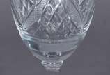 Diversos cálices de cristal lapidado, sendo: 2 ... - Diversos cálices de cristal lapidado, sendo: 2 para vinho tinto, 5 para vinho branco, 9 para vinho do Porto, 2 para licor e cálice verde de pé a...