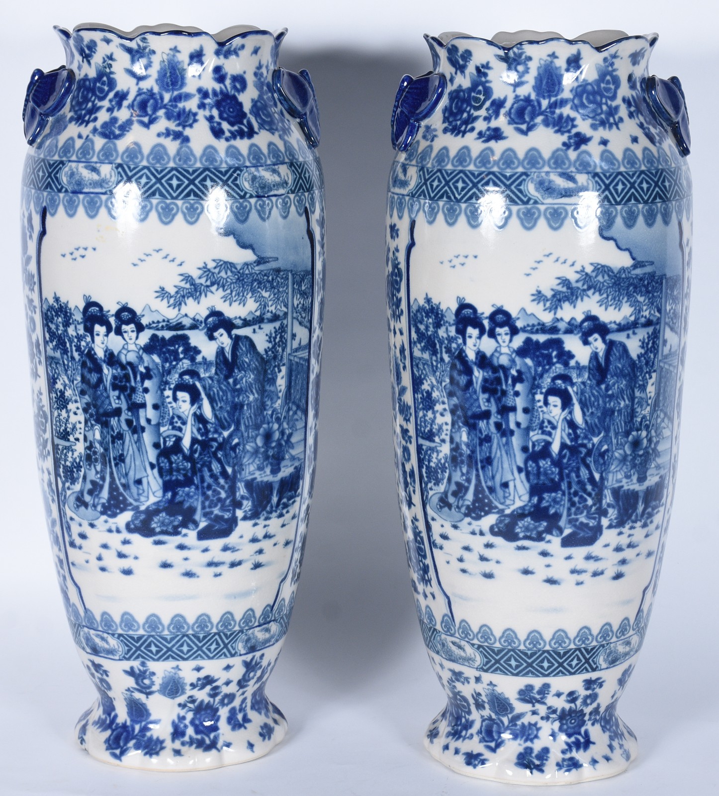 Par de vasos de porcelana chinesa decoradas com figuras de gueixas e... - foto 1 de 6