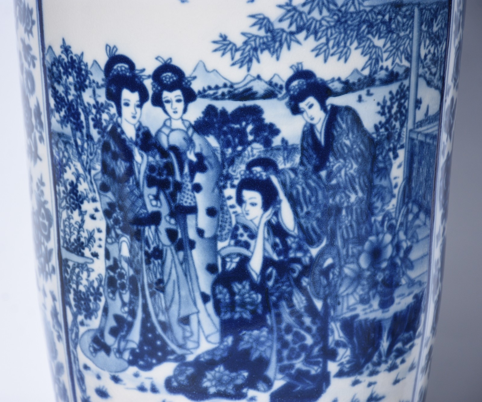 Par de vasos de porcelana chinesa decoradas com figuras de gueixas e... - foto 3 de 6