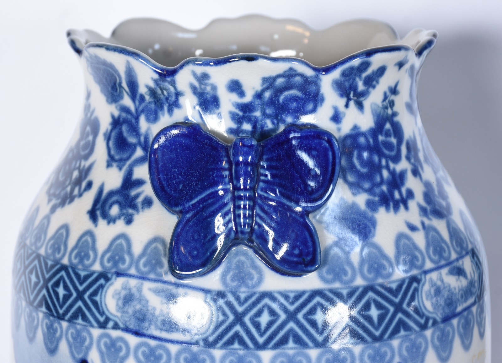 Par de vasos de porcelana chinesa decoradas com figuras de gueixas e... - foto 4 de 6