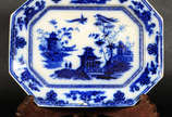 Travessa de porcelana azul Borrão feitio oitava... - Travessa de porcelana azul Borrão feitio oitavado. No verso, inscrições "Ironstone" - CHUSAN - J.Clementson