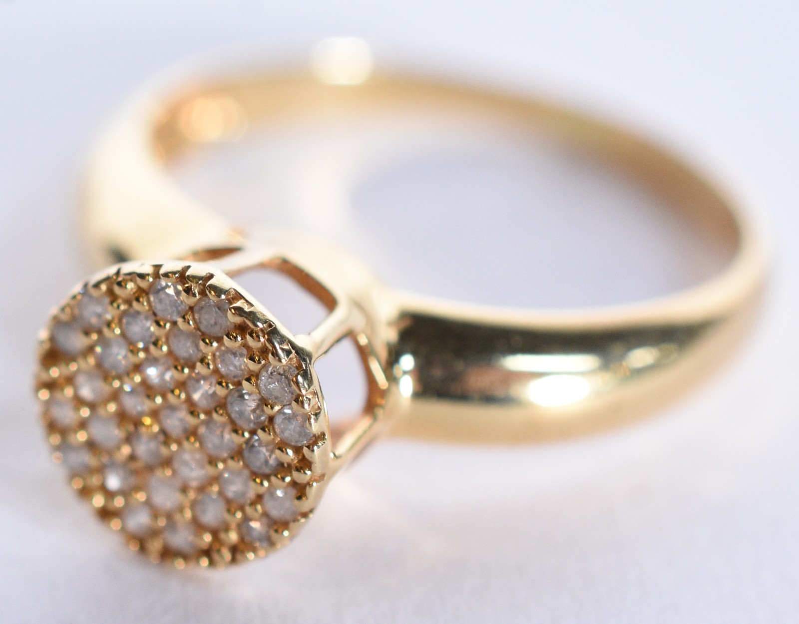 Anel de ouro 18 k, contraste 750 feitio chuveiro cravejado com... - foto 1 de 5