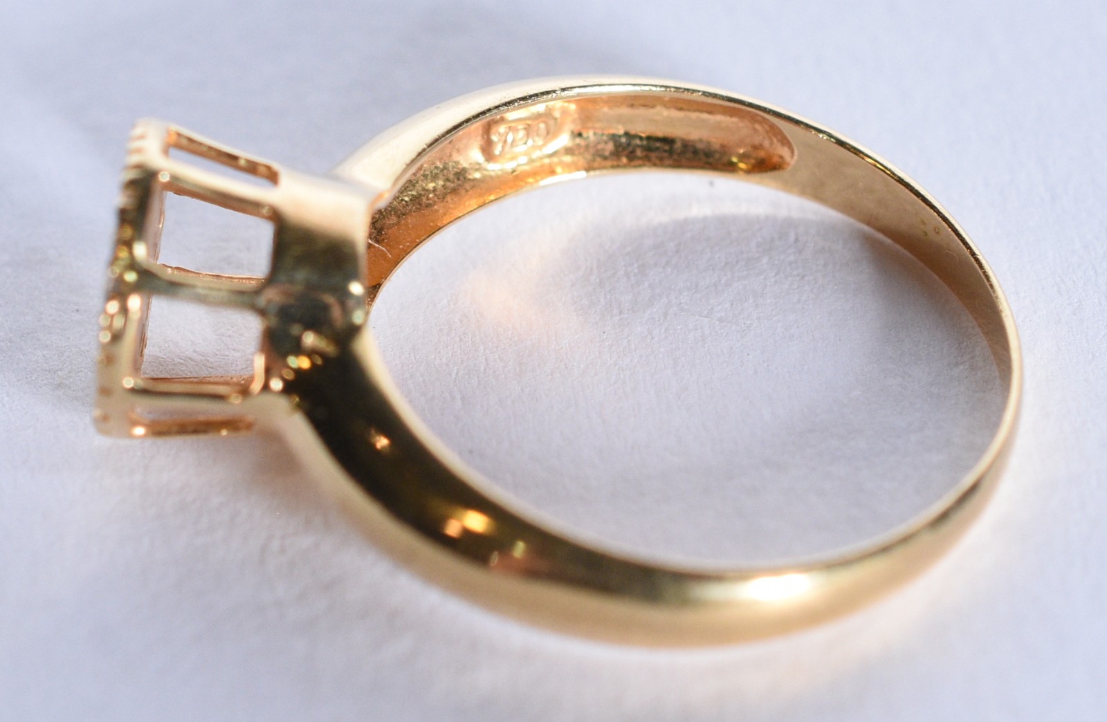 Anel de ouro 18 k, contraste 750 feitio chuveiro cravejado com... - foto 2 de 5