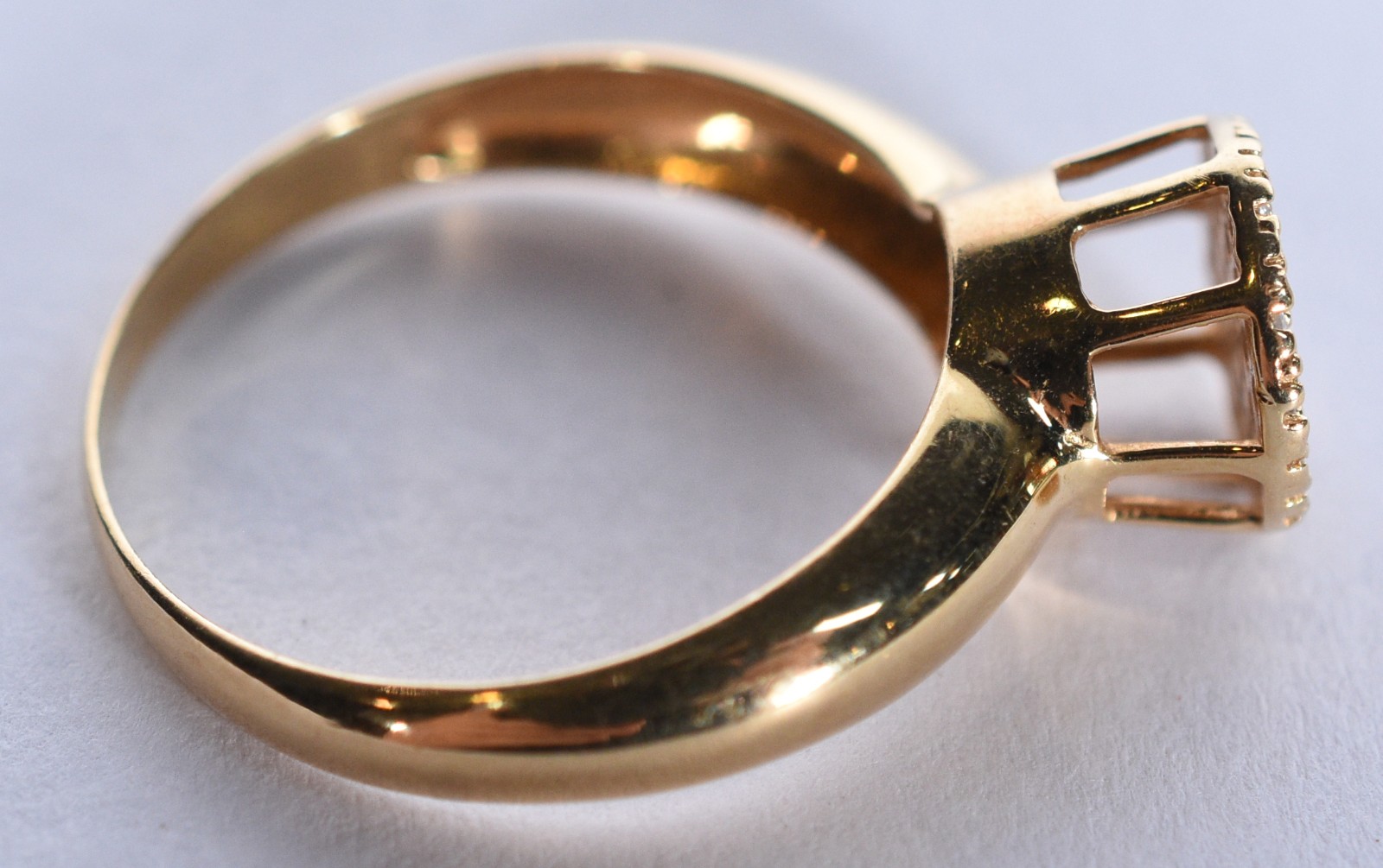 Anel de ouro 18 k, contraste 750 feitio chuveiro cravejado com... - foto 3 de 5