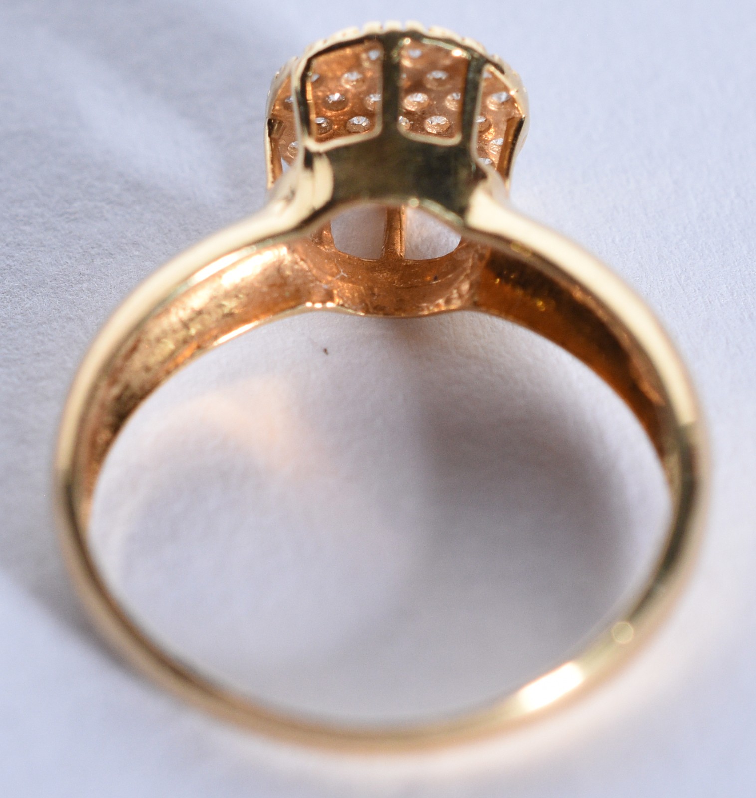 Anel de ouro 18 k, contraste 750 feitio chuveiro cravejado com... - foto 4 de 5