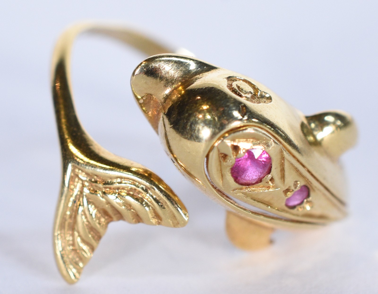 Anel de ouro 18 k na forma de peixe, contraste 750, aro 13 (Por... - foto 4 de 5