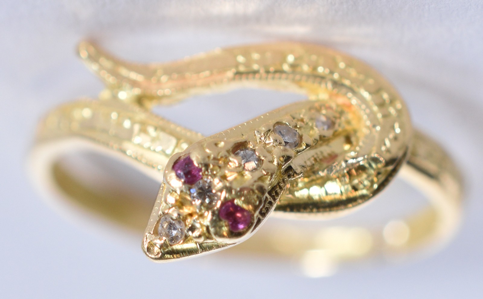 Anel de ouro 18 k, contraste 750 no feitio cobra cravejada com... - foto 1 de 6