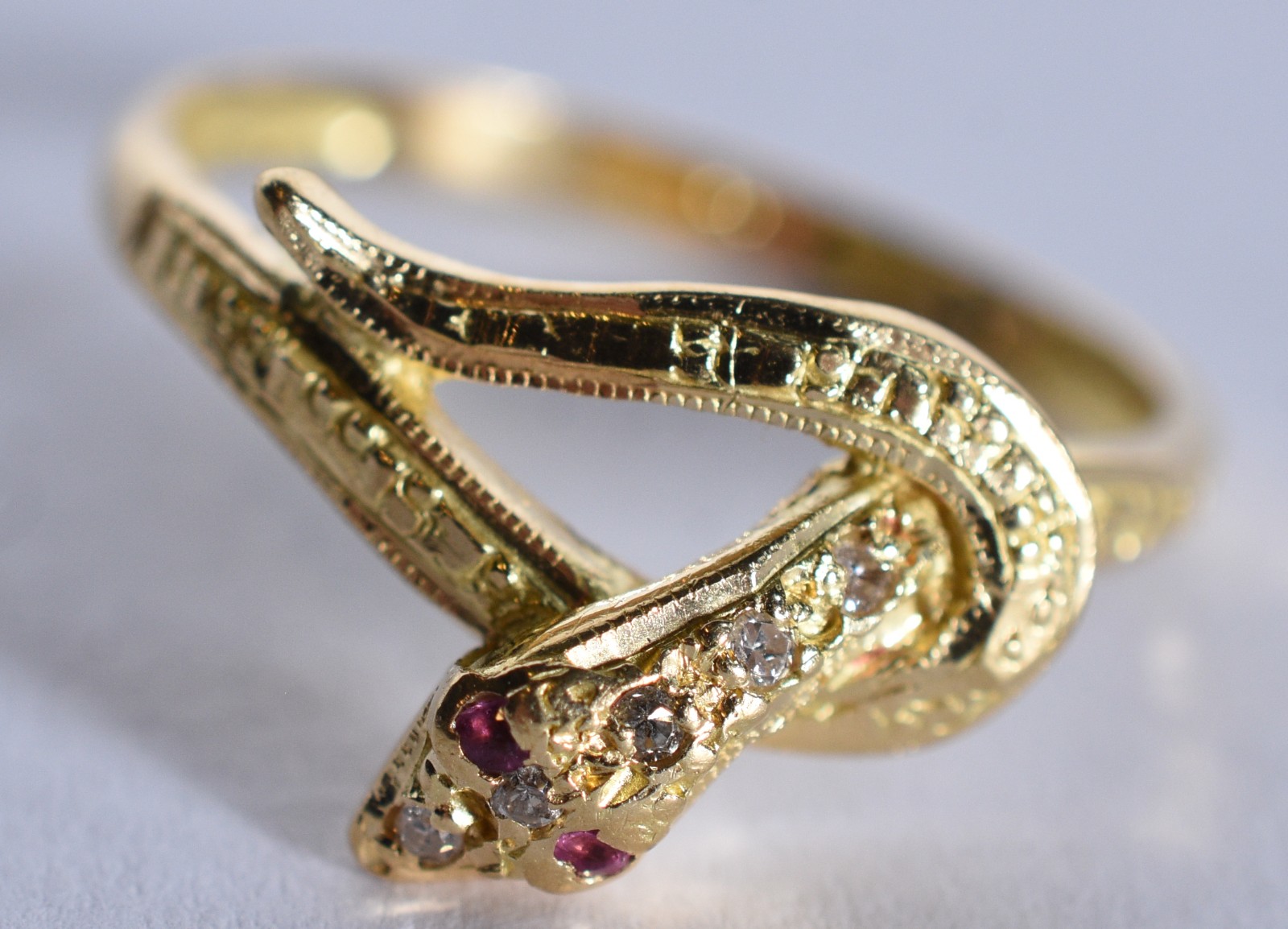 Anel de ouro 18 k, contraste 750 no feitio cobra cravejada com... - foto 2 de 6