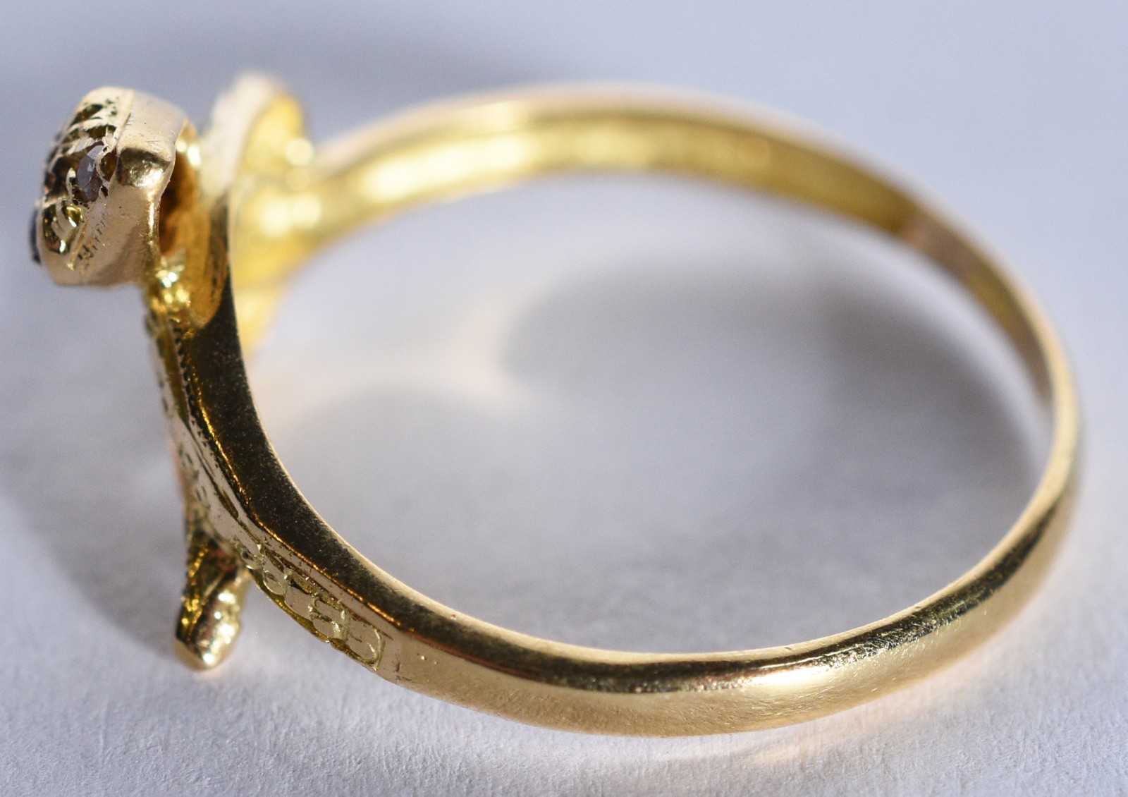 Anel de ouro 18 k, contraste 750 no feitio cobra cravejada com... - foto 3 de 6