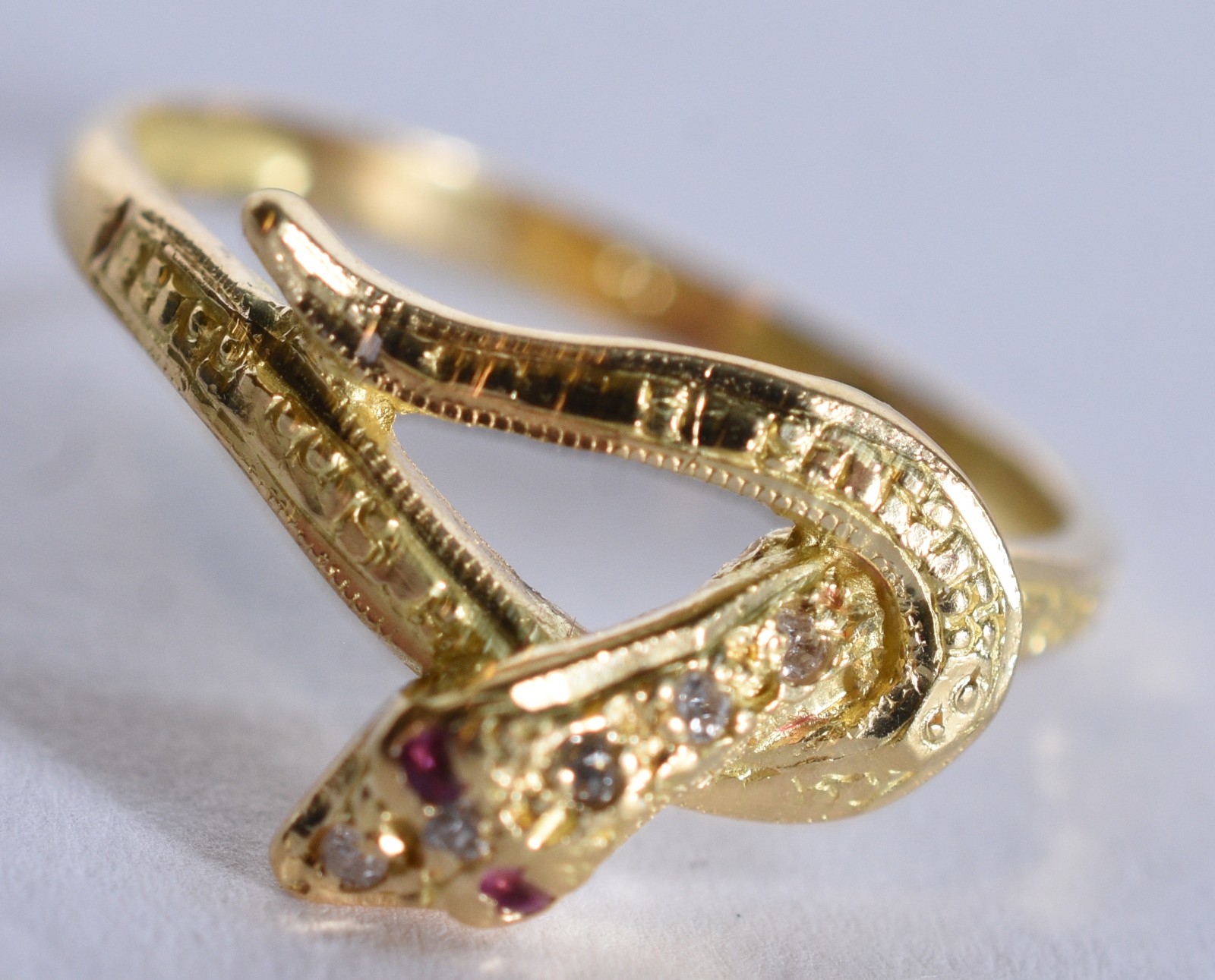 Anel de ouro 18 k, contraste 750 no feitio cobra cravejada com... - foto 4 de 6