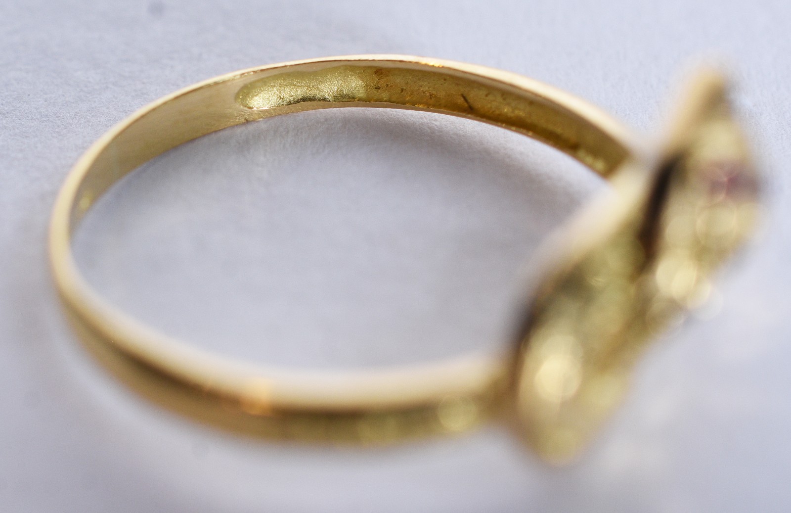 Anel de ouro 18 k, contraste 750 no feitio cobra cravejada com... - foto 5 de 6