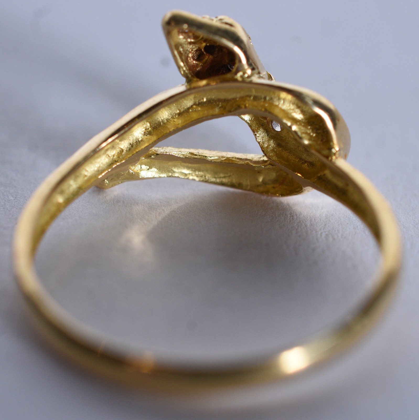 Anel de ouro 18 k, contraste 750 no feitio cobra cravejada com... - foto 6 de 6