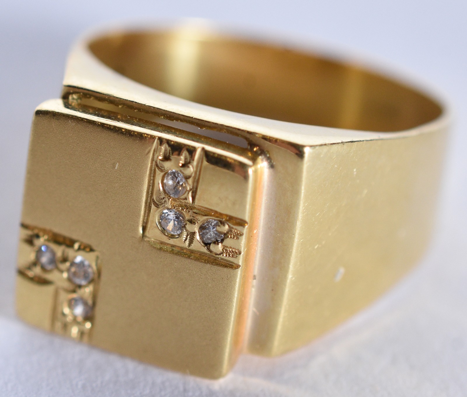 Anel de ouro 18 k, contraste 750 com safiras, aro 19 (Por motivos de... - foto 1 de 5