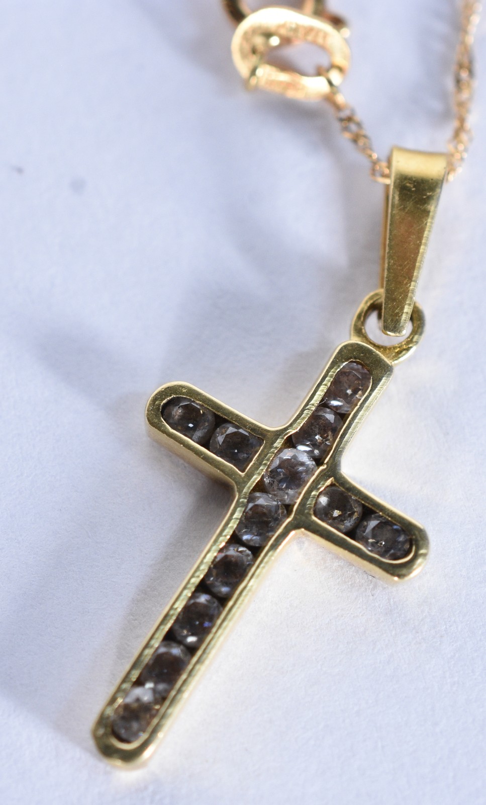 Colar de ouro 18 k com crucifixo cravejado de brilhantes (Por motivos... - foto 1 de 4
