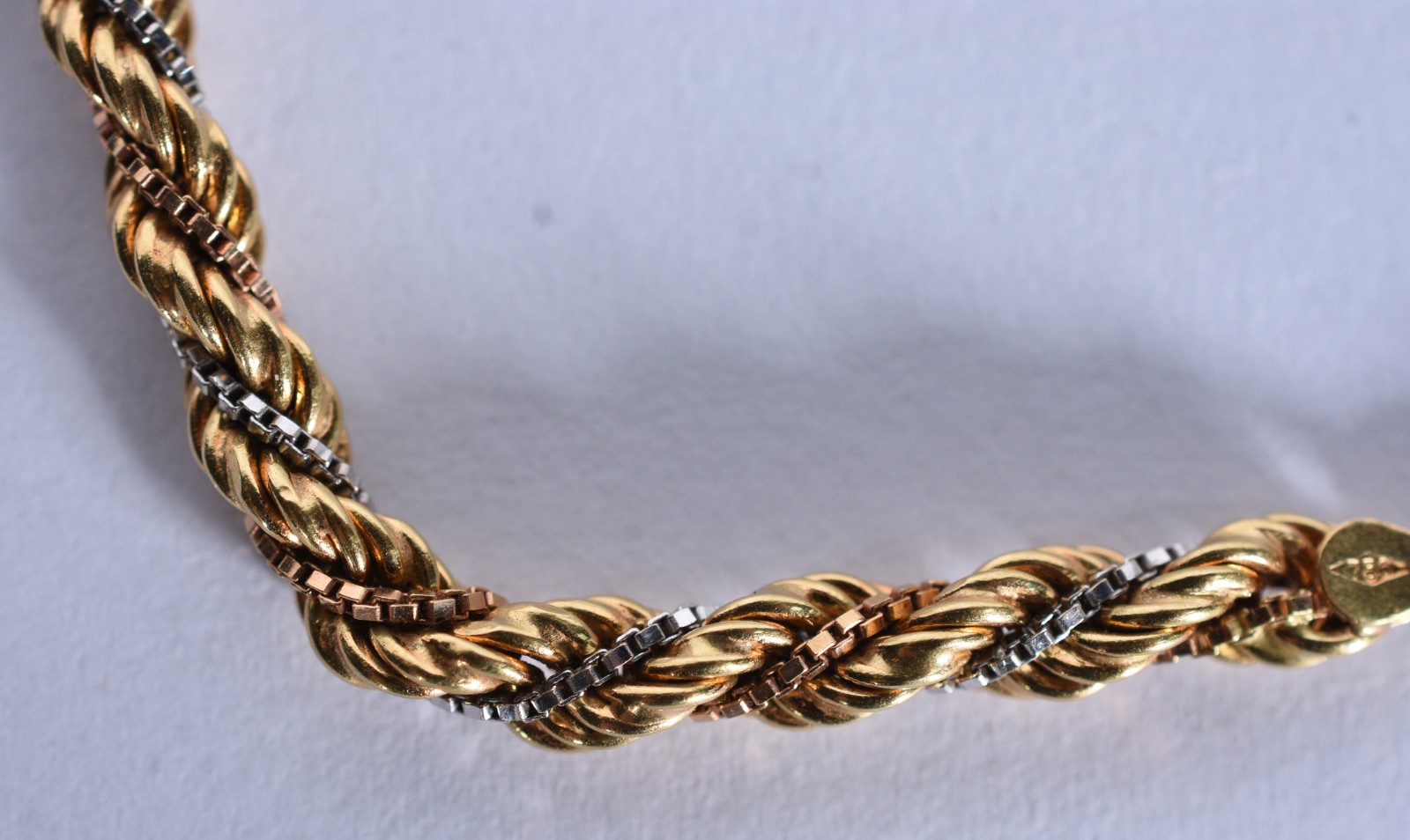 Colar de ouro 18 k e ouro branco, contraste 750 entrelaçados (Por... - foto 4 de 5