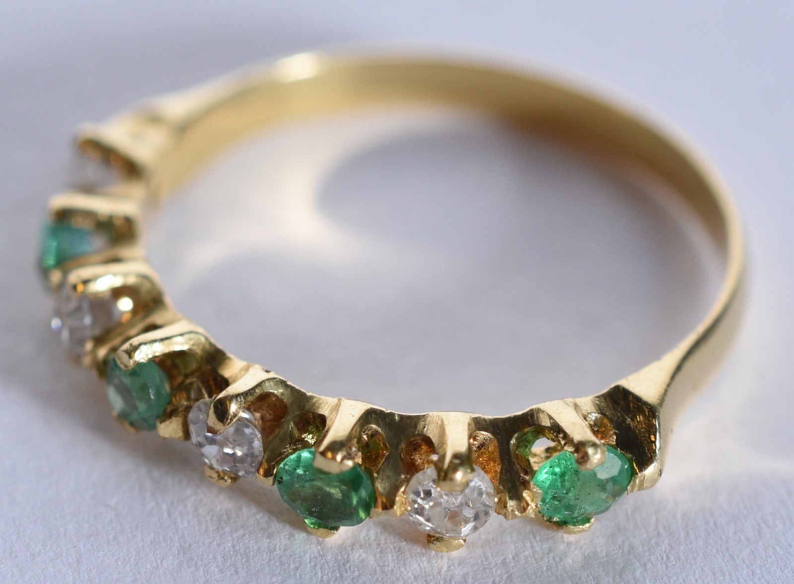 Meia aliança de ouro 18 k, contraste 750 com 4 brilhantes e esmeralda... - foto 1 de 6