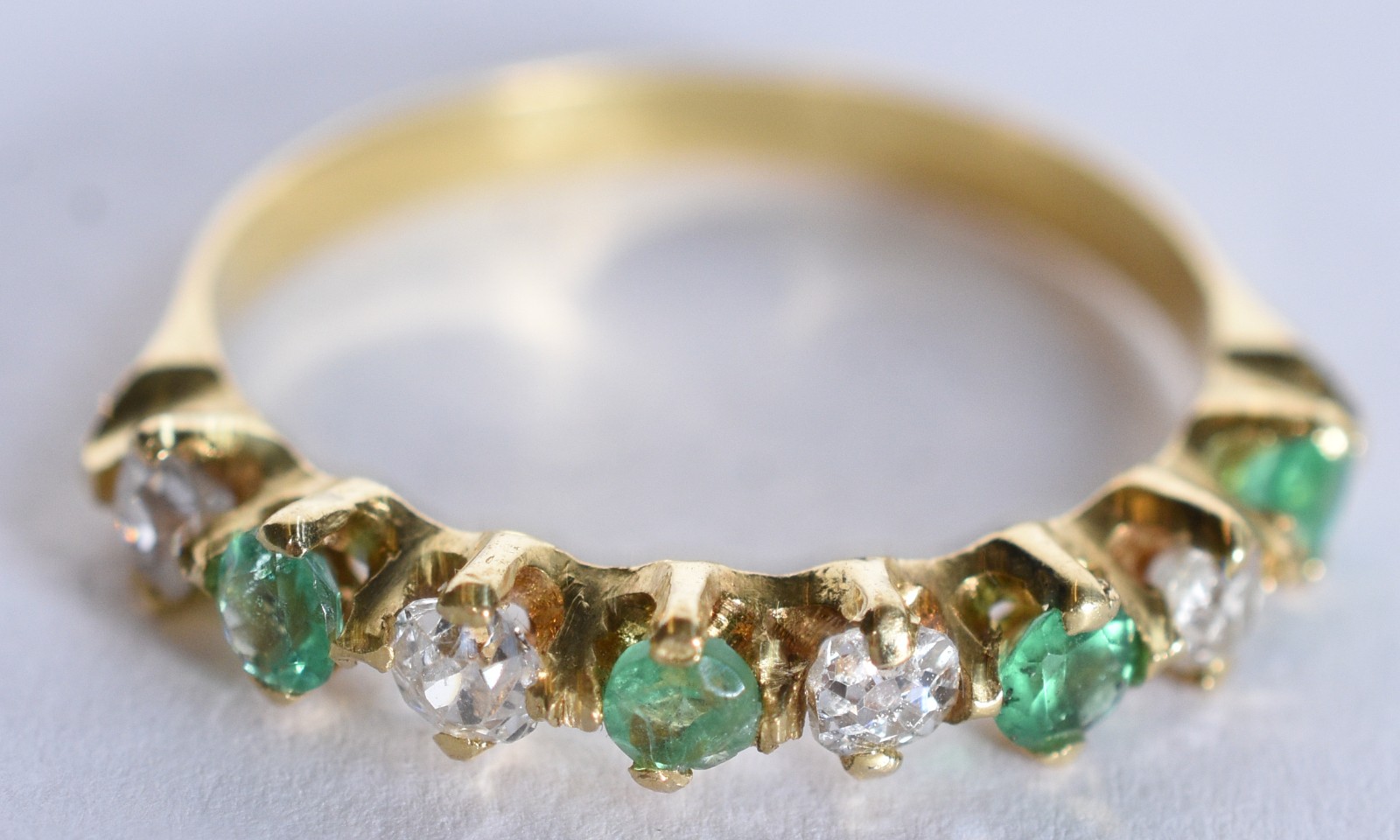 Meia aliança de ouro 18 k, contraste 750 com 4 brilhantes e esmeralda... - foto 2 de 6