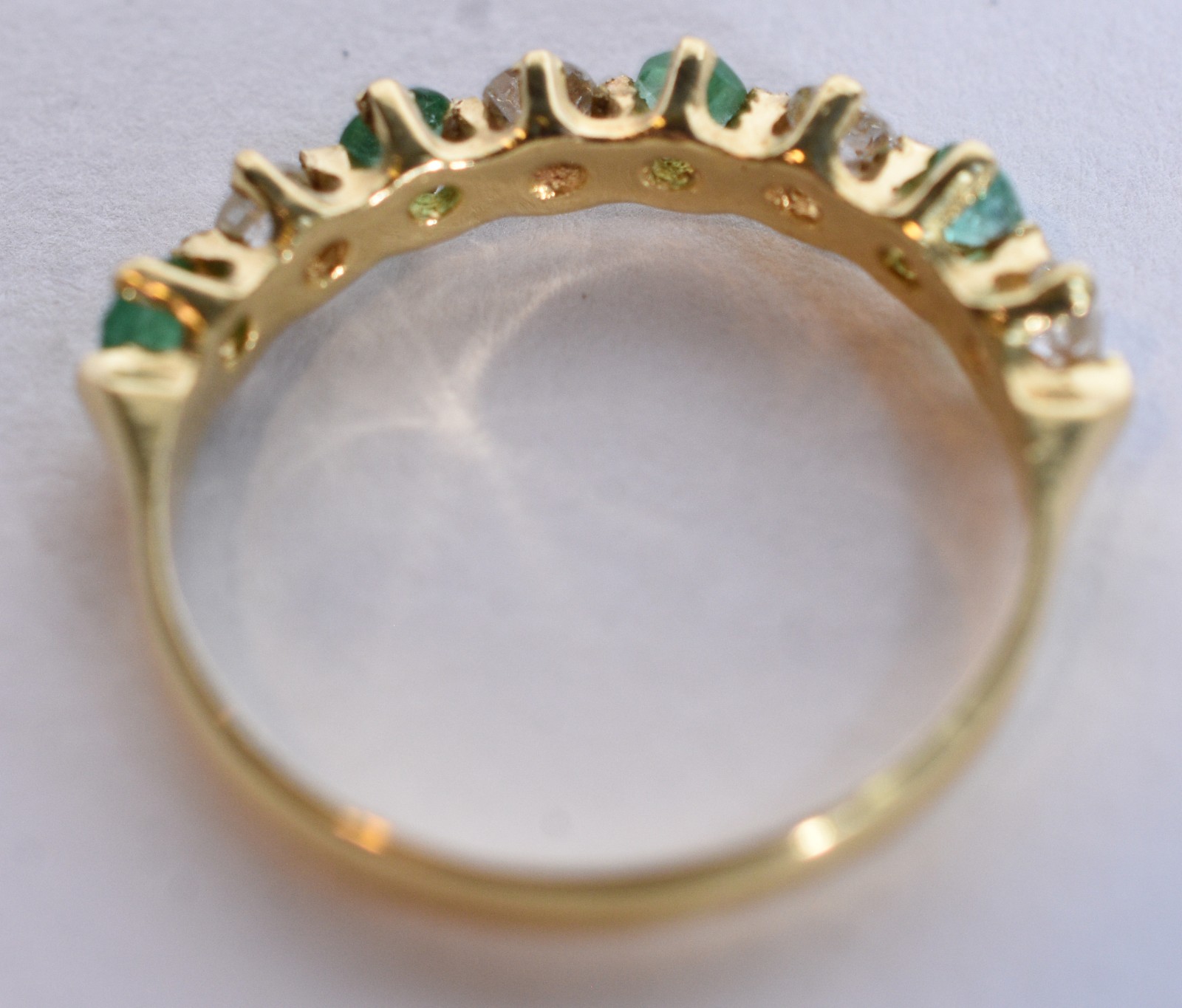 Meia aliança de ouro 18 k, contraste 750 com 4 brilhantes e esmeralda... - foto 4 de 6