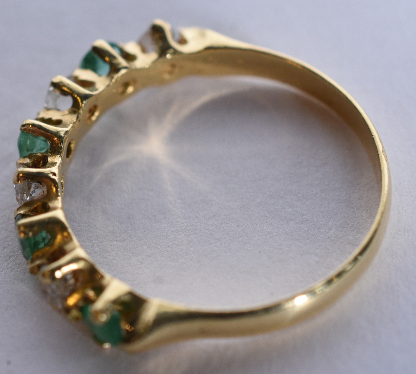 Meia aliança de ouro 18 k, contraste 750 com 4 brilhantes e esmeralda... - foto 5 de 6