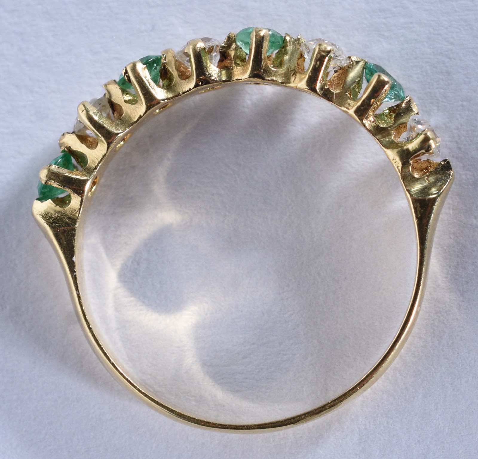 Meia aliança de ouro 18 k, contraste 750 com 4 brilhantes e esmeralda... - foto 6 de 6