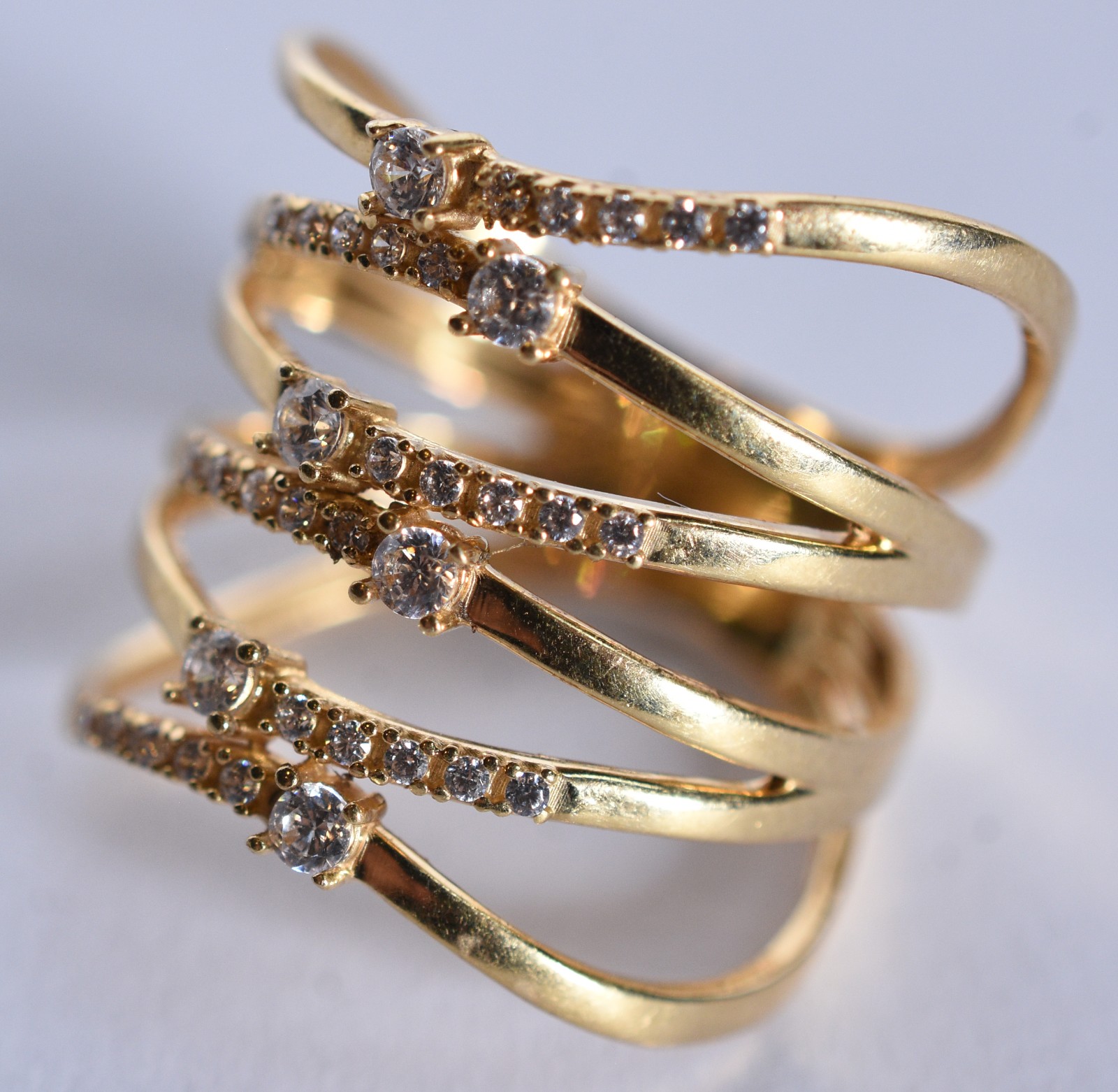 Anel de ouro 18 k, contraste 750 com safiras brancas, aro 17 (Por... - foto 1 de 6