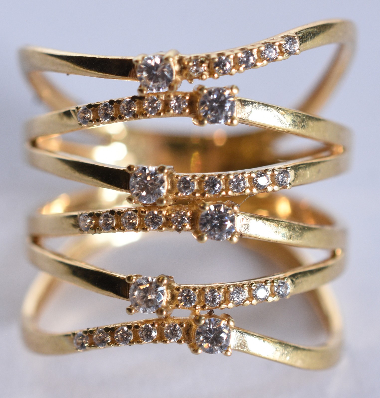 Anel de ouro 18 k, contraste 750 com safiras brancas, aro 17 (Por... - foto 2 de 6