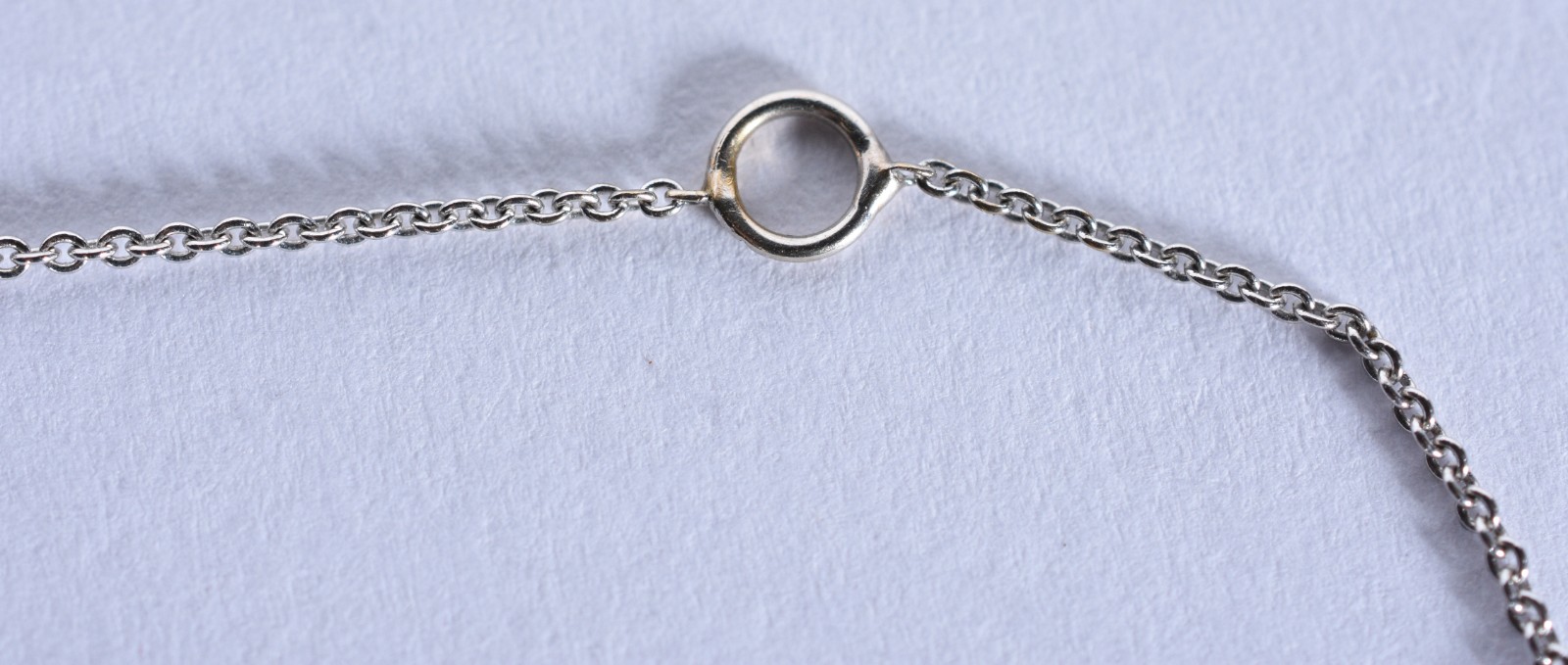Colar de ouro branco e pingente com brilhantes (Por motivos de... - foto 2 de 5