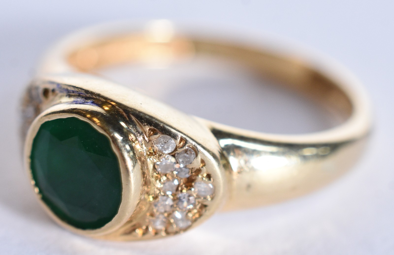 Anel de ouro 18 k, contraste 750 com 12 brilhantes e esmeralda, aro... - foto 1 de 7