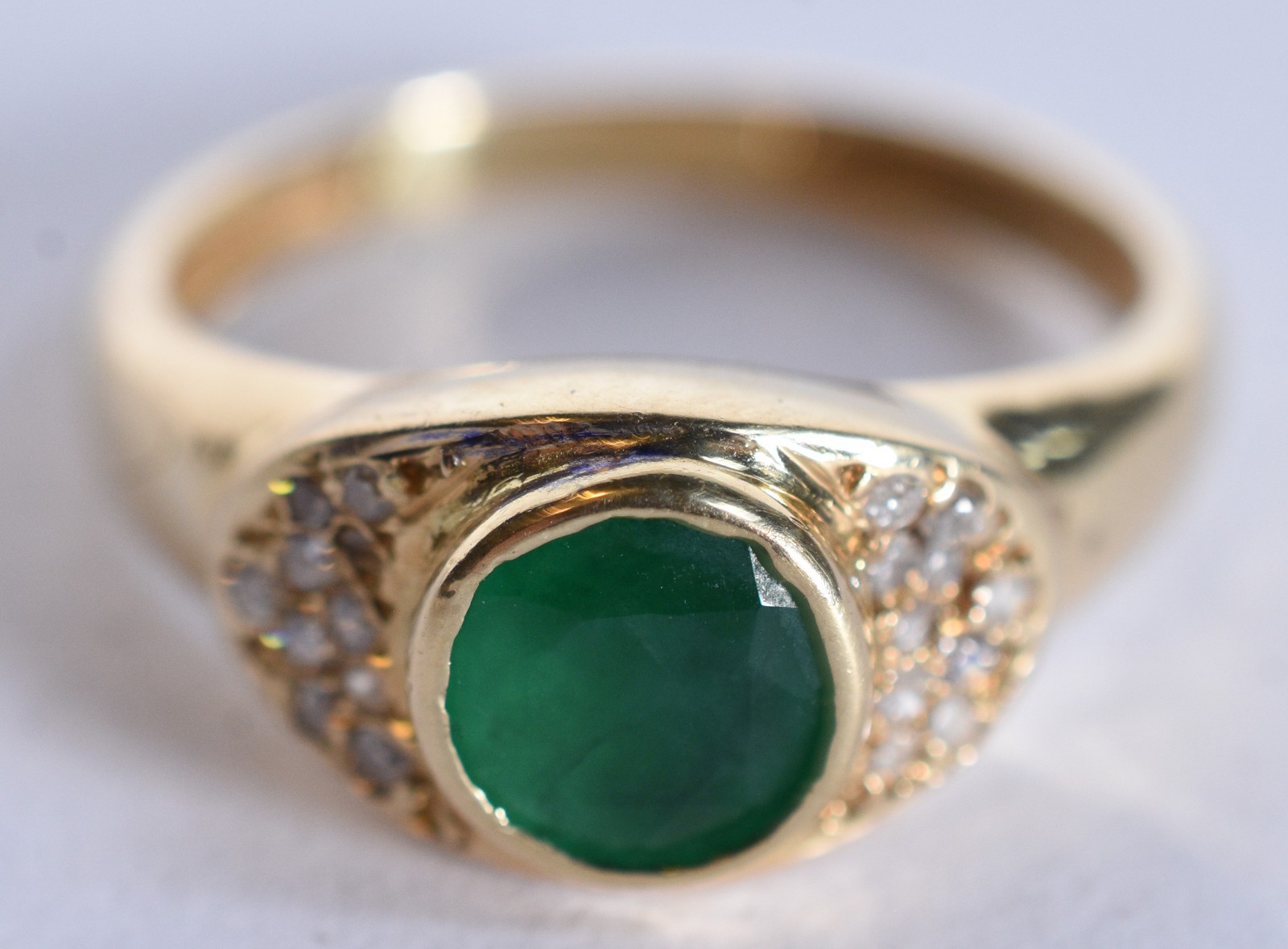 Anel de ouro 18 k, contraste 750 com 12 brilhantes e esmeralda, aro... - foto 2 de 7