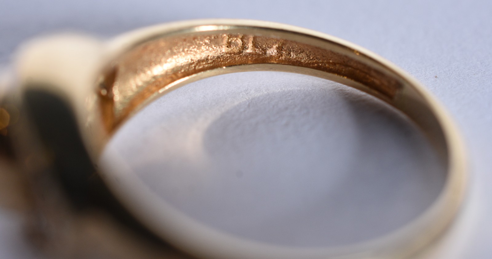 Anel de ouro 18 k, contraste 750 com 12 brilhantes e esmeralda, aro... - foto 5 de 7