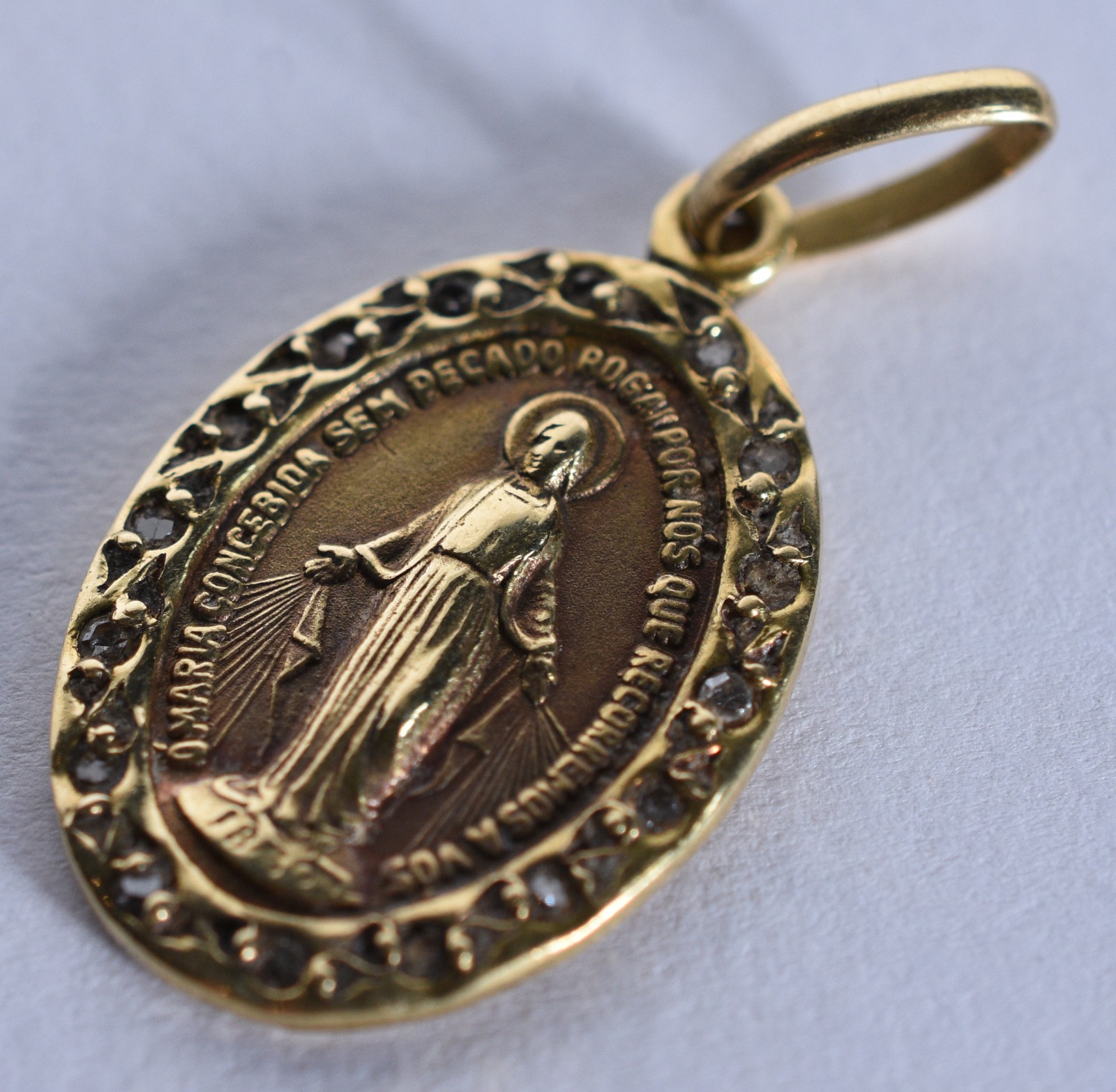 Pingente Sacro de ouro 18 k cravejado com brilhantes (Por motivos de... - foto 1 de 3