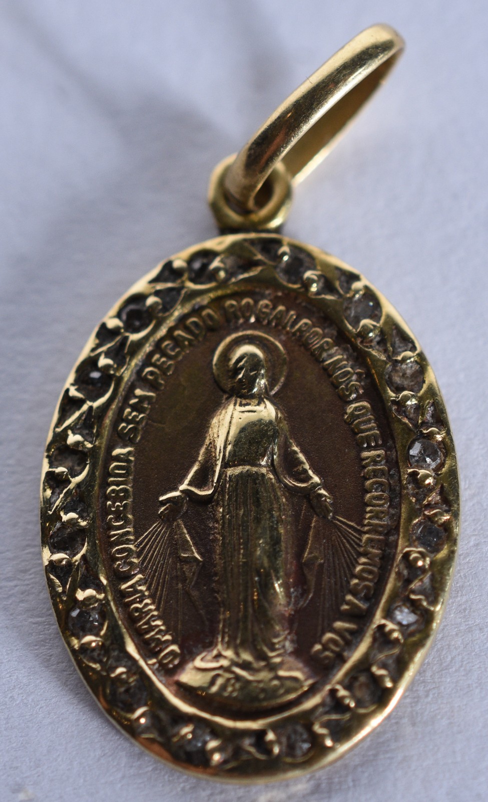 Pingente Sacro de ouro 18 k cravejado com brilhantes (Por motivos de... - foto 3 de 3