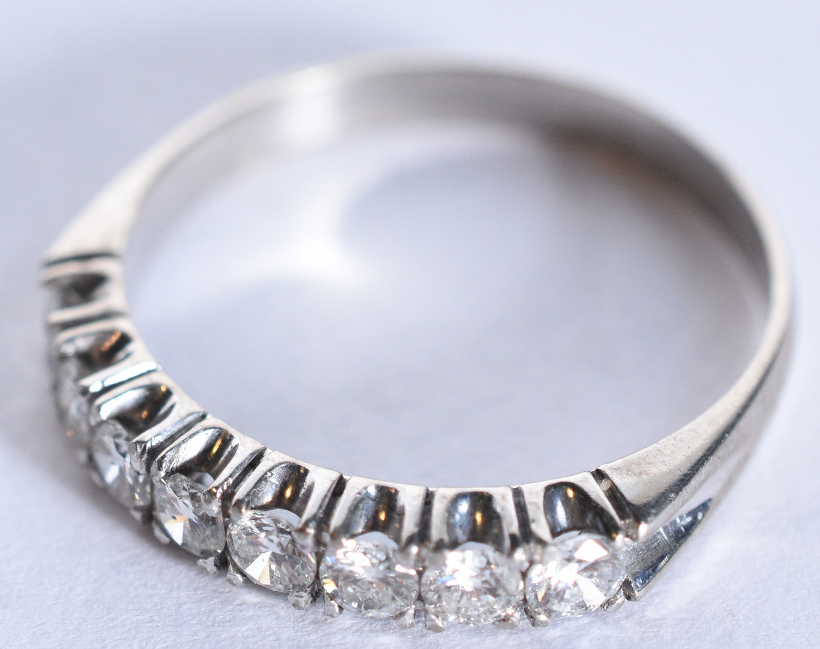 Meia aliança de ouro branco com 8 brilhantes de 0,08 ct, total 0,64... - foto 2 de 7