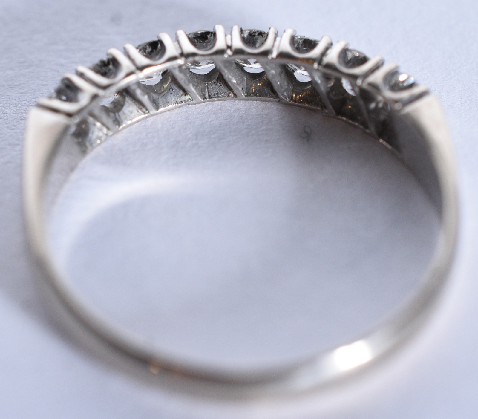 Meia aliança de ouro branco com 8 brilhantes de 0,08 ct, total 0,64... - foto 3 de 7