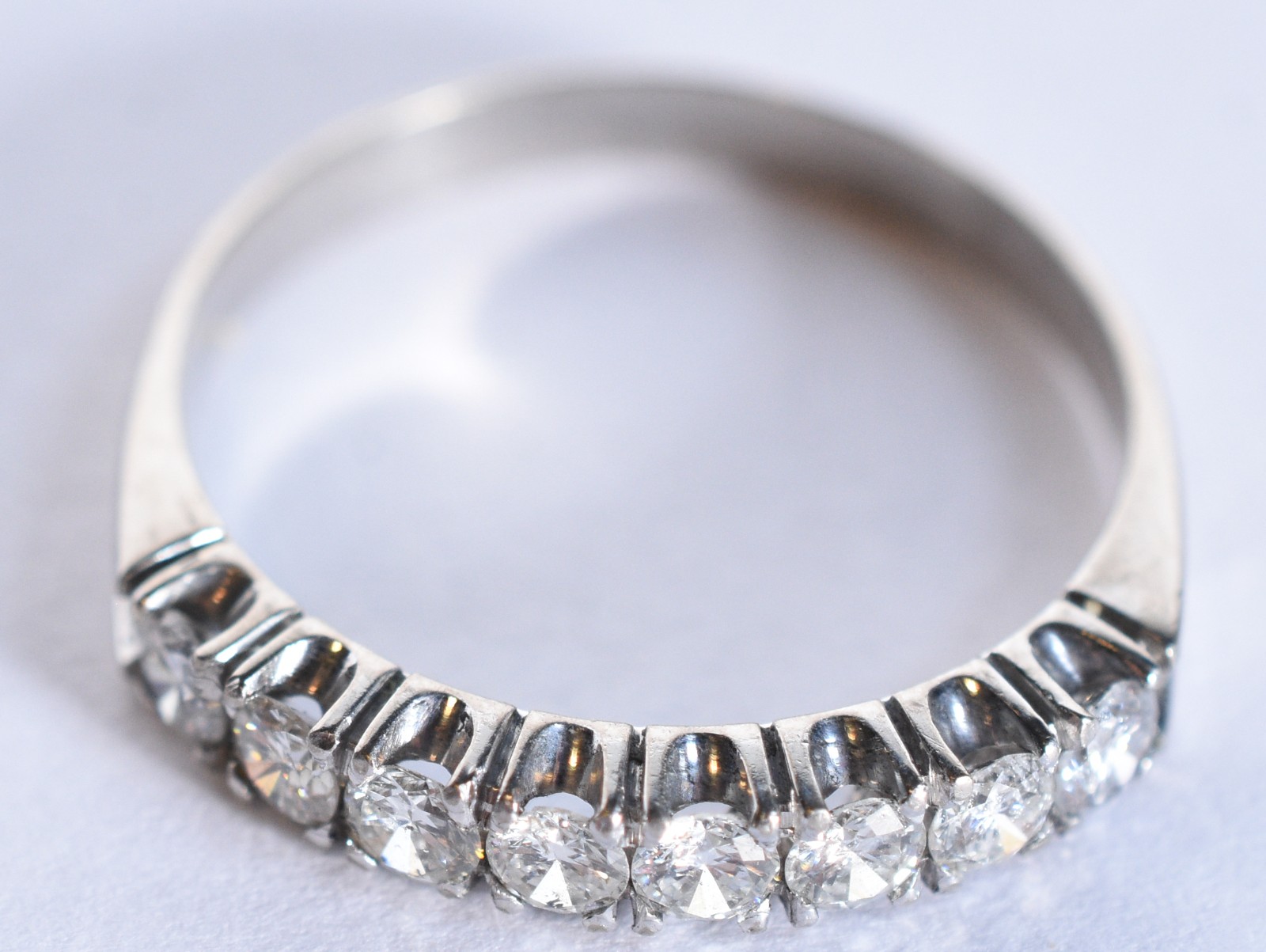 Meia aliança de ouro branco com 8 brilhantes de 0,08 ct, total 0,64... - foto 5 de 7