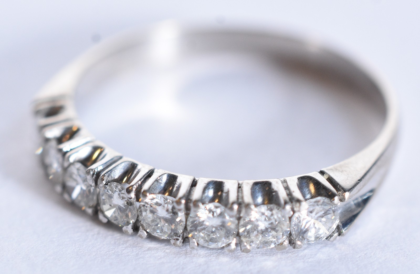 Meia aliança de ouro branco com 8 brilhantes de 0,08 ct, total 0,64... - foto 6 de 7