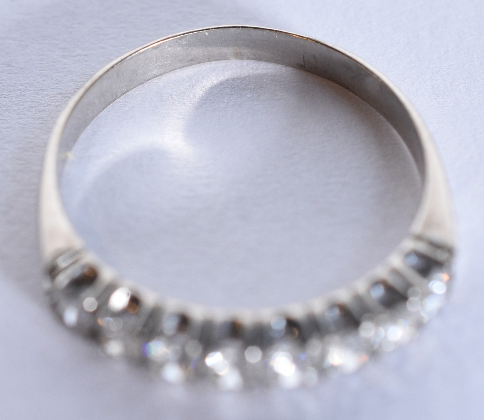 Meia aliança de ouro branco com 8 brilhantes de 0,08 ct, total 0,64... - foto 7 de 7