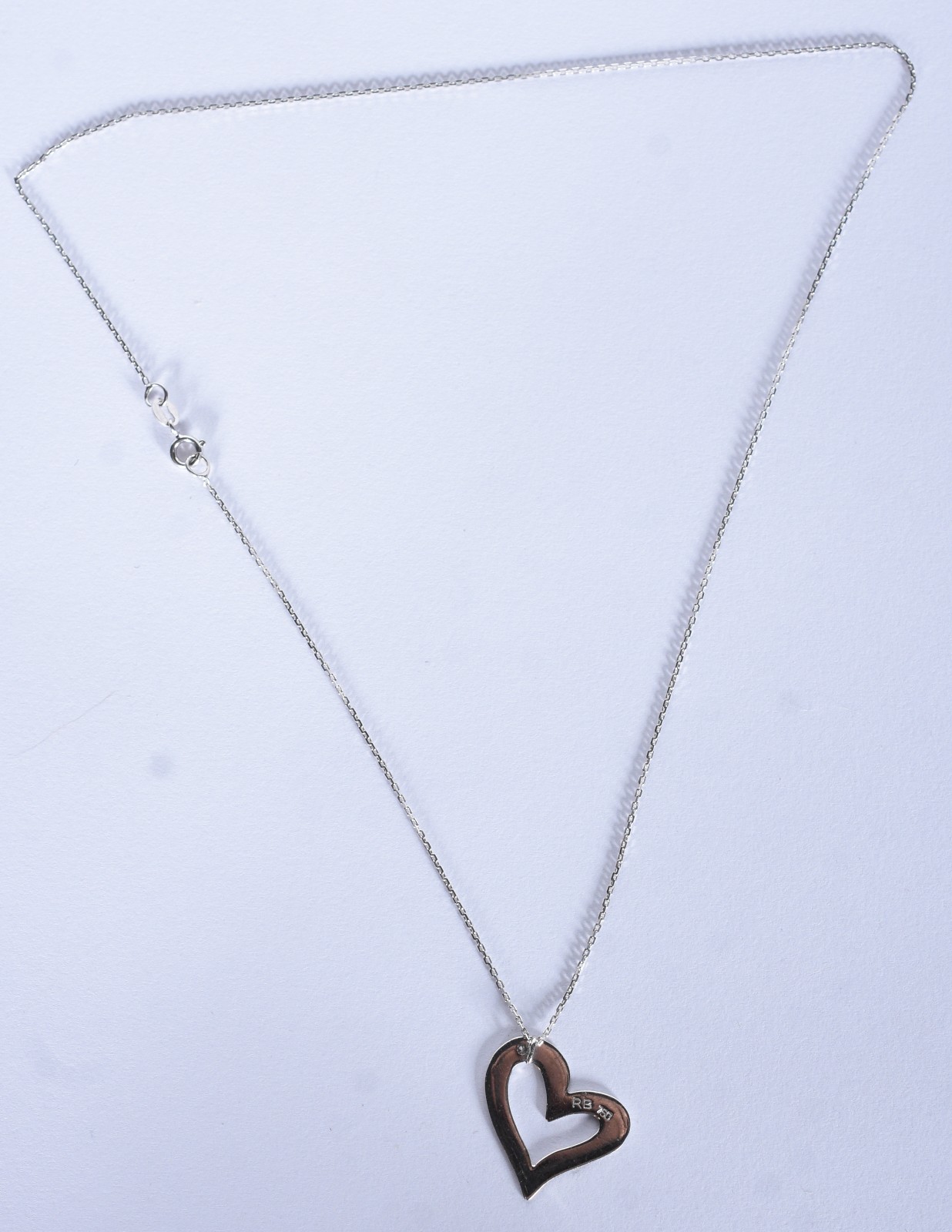Colar de ouro branco com pingente e corações com os dizeres do Pai... - foto 6 de 10