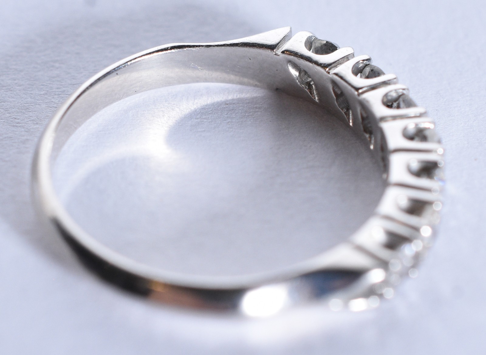 Meia aliança de ouro branco com 7 brilhantes de 0,07 ct, 0,49, aro 17... - foto 6 de 8