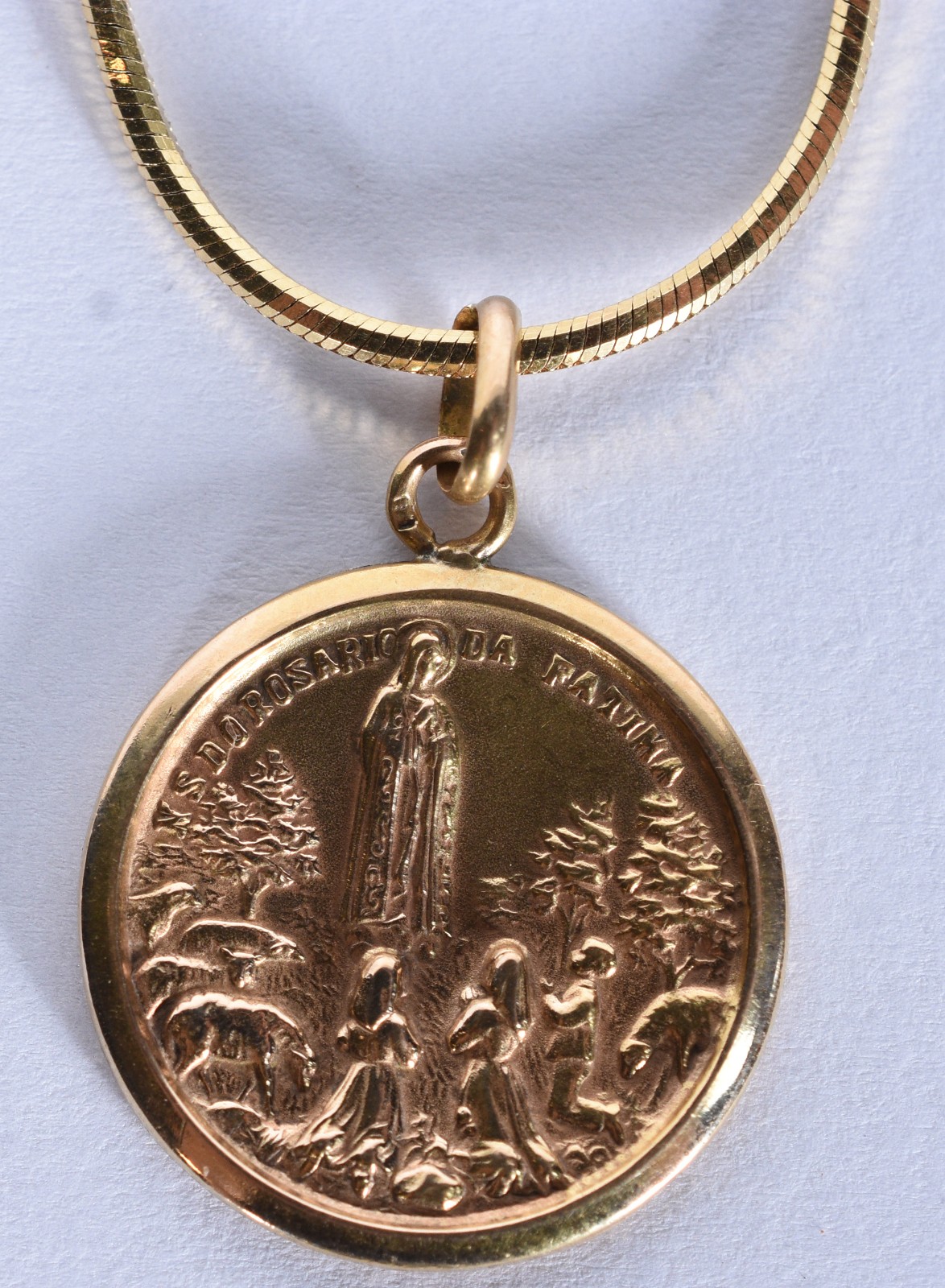 Colar de ouro 18 k, contraste 750 com pingente de aparição de Nossa... - foto 1 de 6