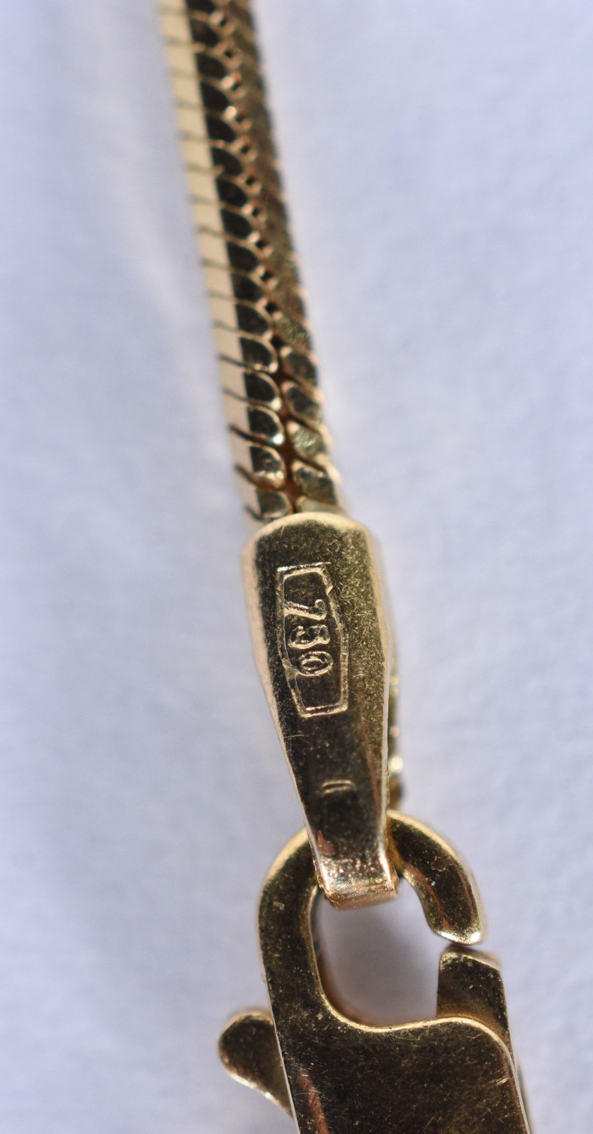 Colar de ouro 18 k, contraste 750 com pingente de aparição de Nossa... - foto 5 de 6