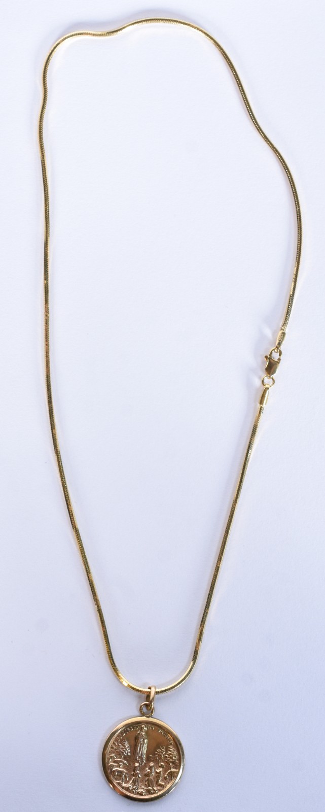Colar de ouro 18 k, contraste 750 com pingente de aparição de Nossa... - foto 6 de 6