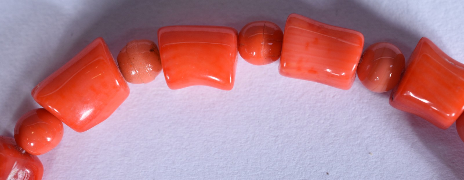 Pulseira com 14 tronquinhos intercalados com bolas de coral natural... - foto 2 de 7