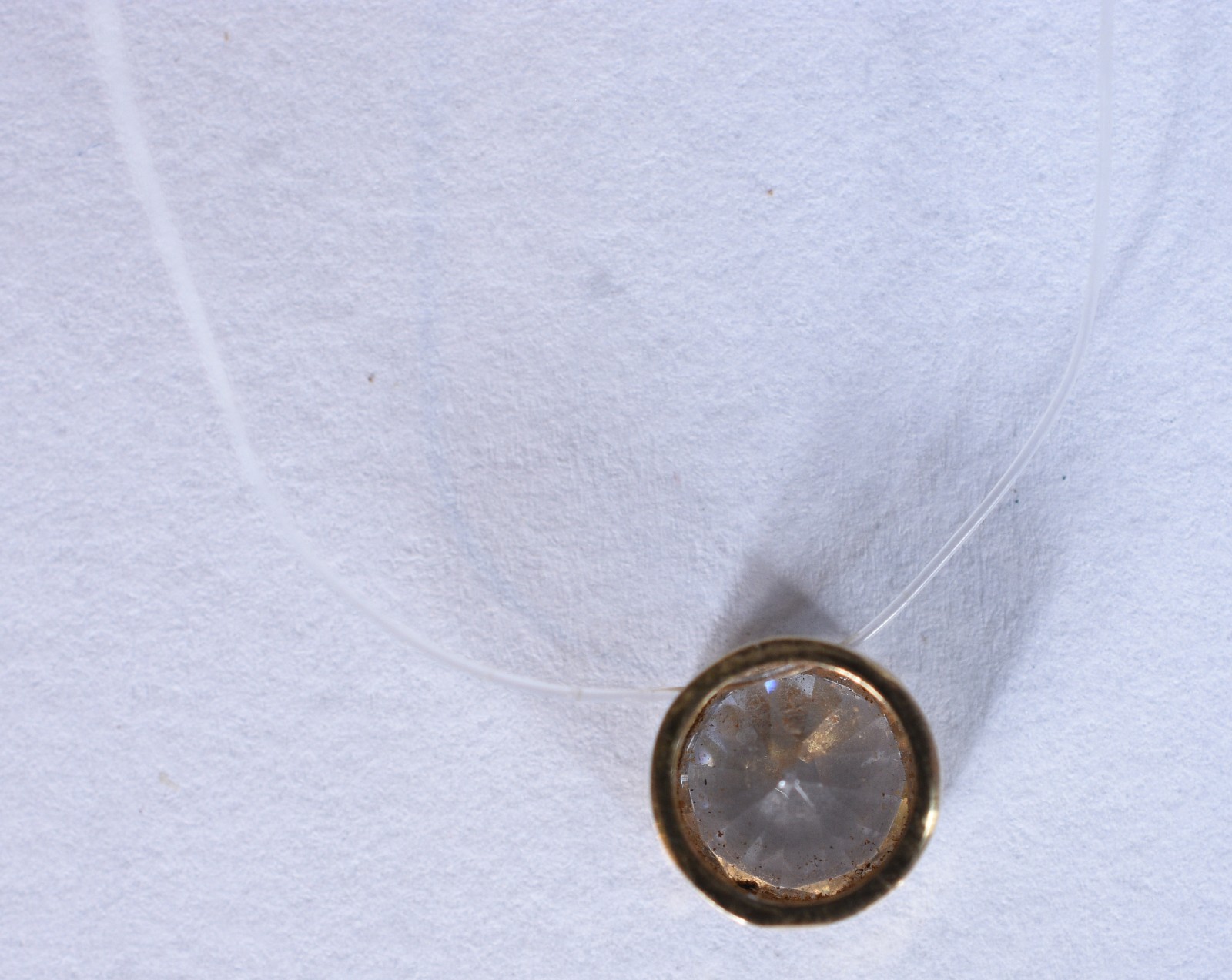 Ponto de luz, fecho e acabamento em ouro 18 k com pedra translúcida e... - foto 2 de 4