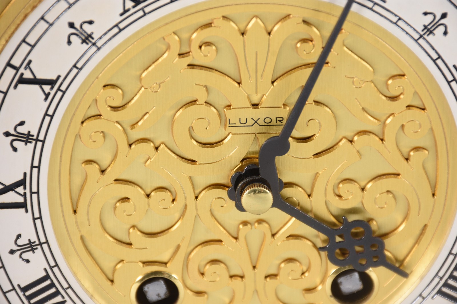 Relógio de mesa LUXOR, caixa de madeira vermelha e metal dourado... - foto 4 de 8