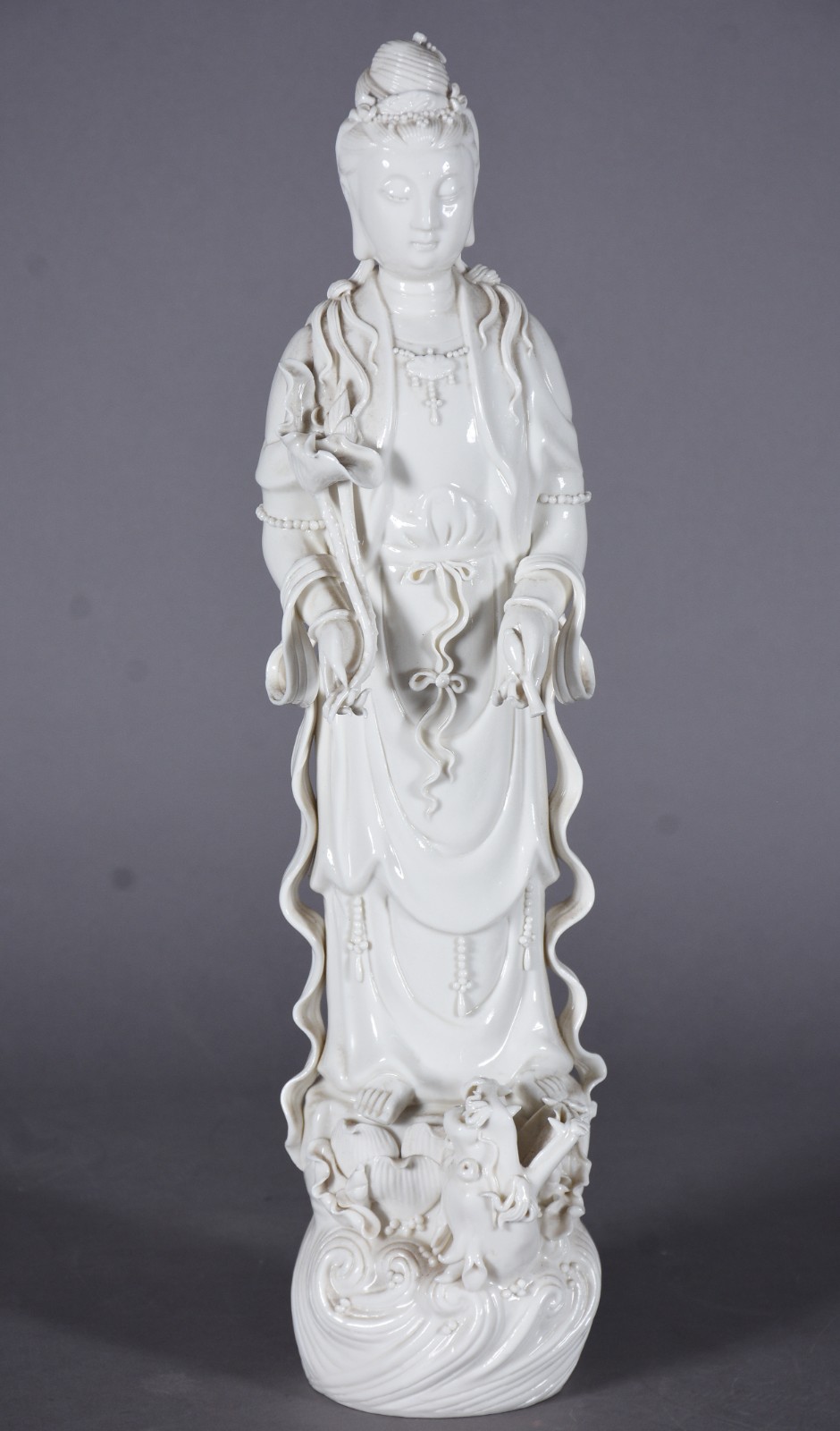 Escultura de porcelana Blanc de Chine representando Kuan Yin com... - foto 1 de 8