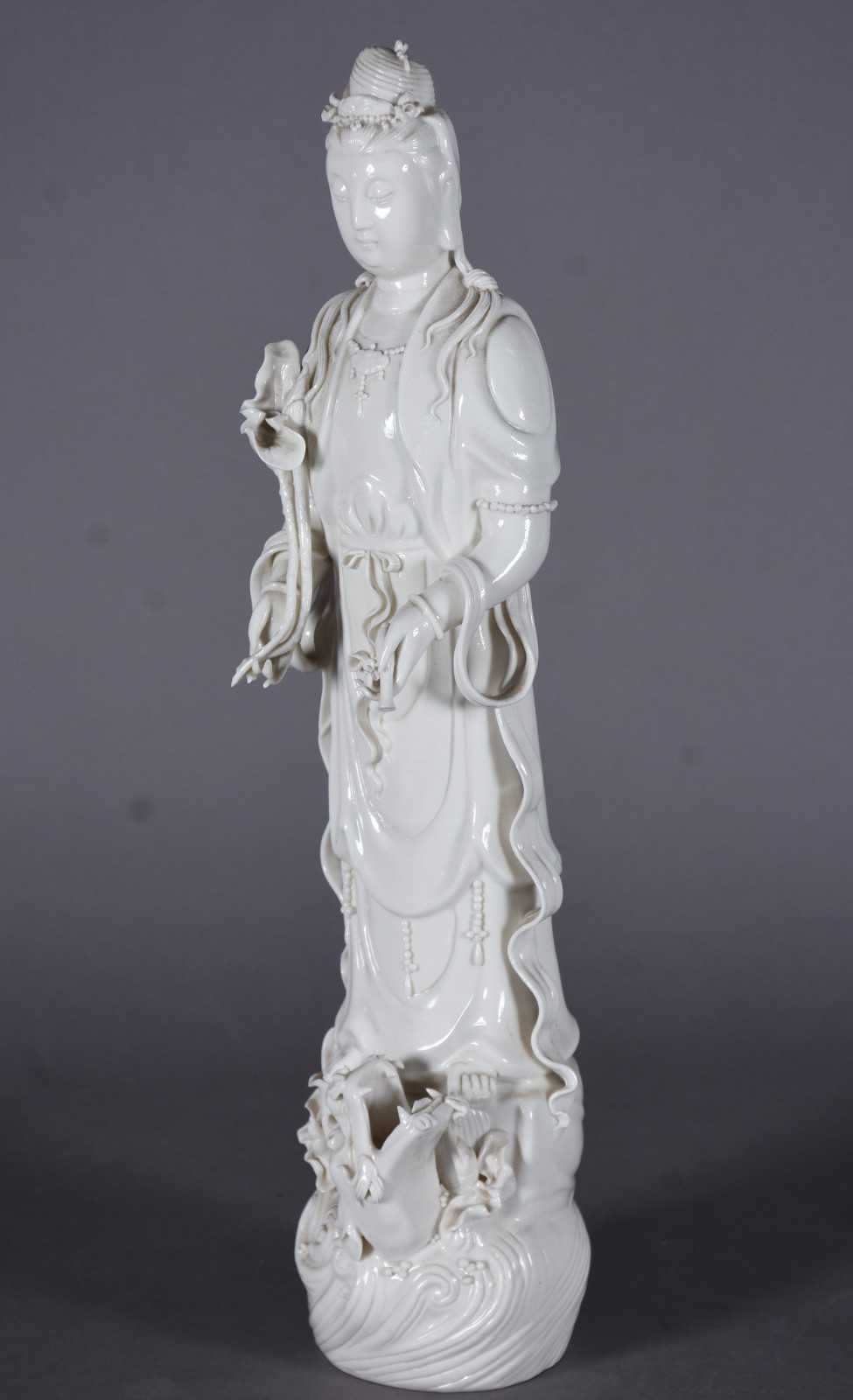 Escultura de porcelana Blanc de Chine representando Kuan Yin com... - foto 3 de 8