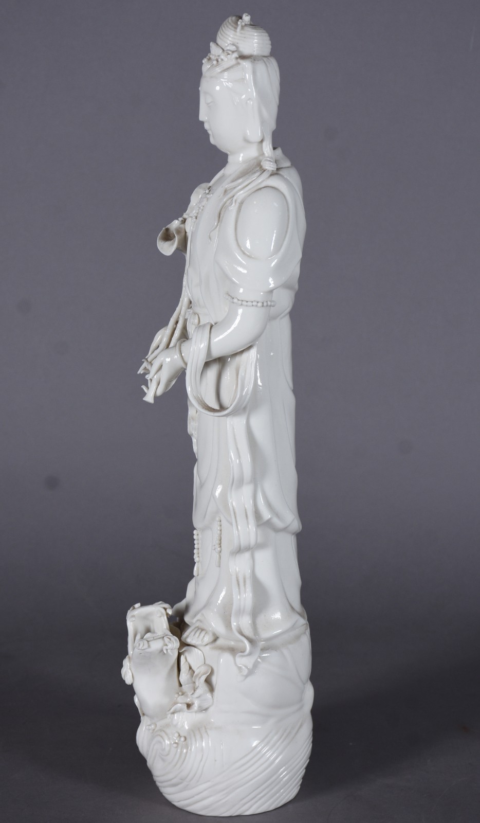 Escultura de porcelana Blanc de Chine representando Kuan Yin com... - foto 4 de 8